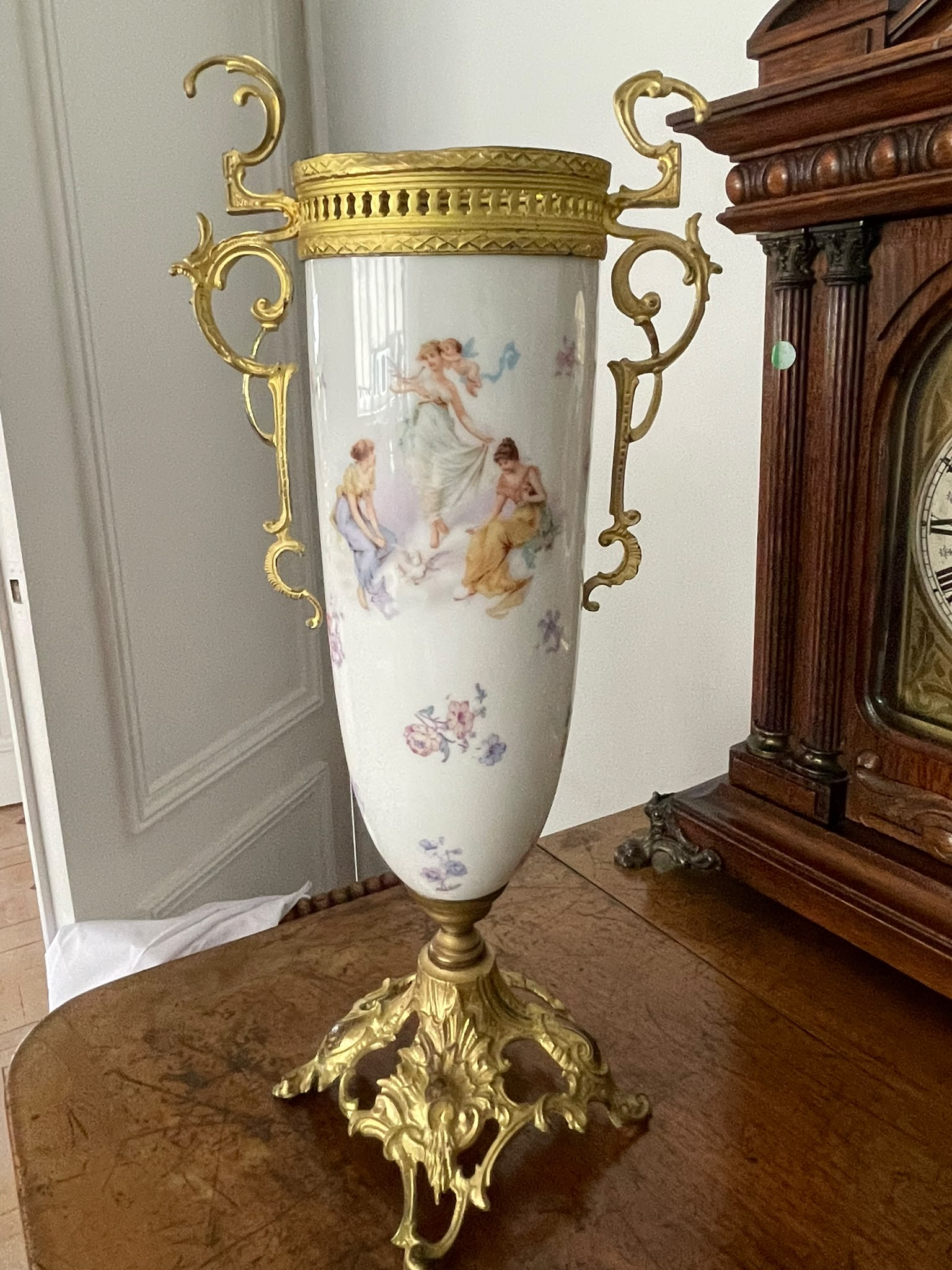 Jarrón Ánfora de Porcelana Clásica y Asas de Bronce Dorado Rococó