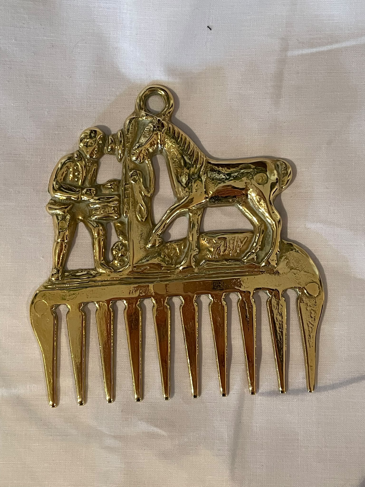 Peine de latón macizo con Escena de Caballo