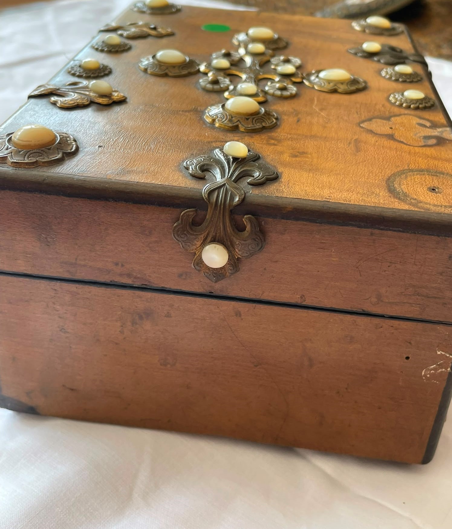 Cofre Decorativo con Apliques de Latón e Incrustaciones de Nácar - Imagen 7