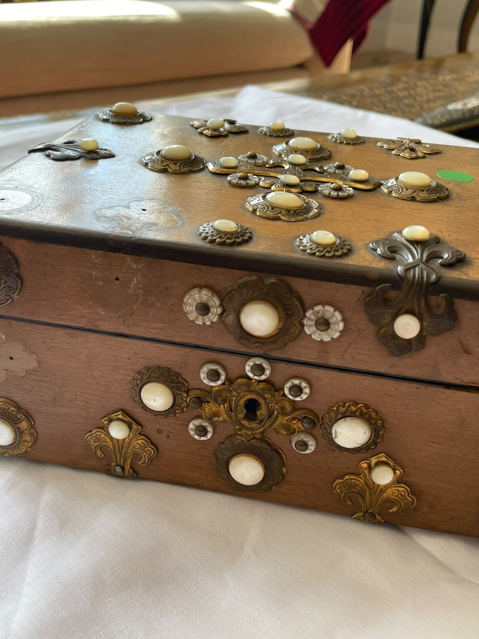 Cofre Decorativo con Apliques de Latón e Incrustaciones de Nácar
