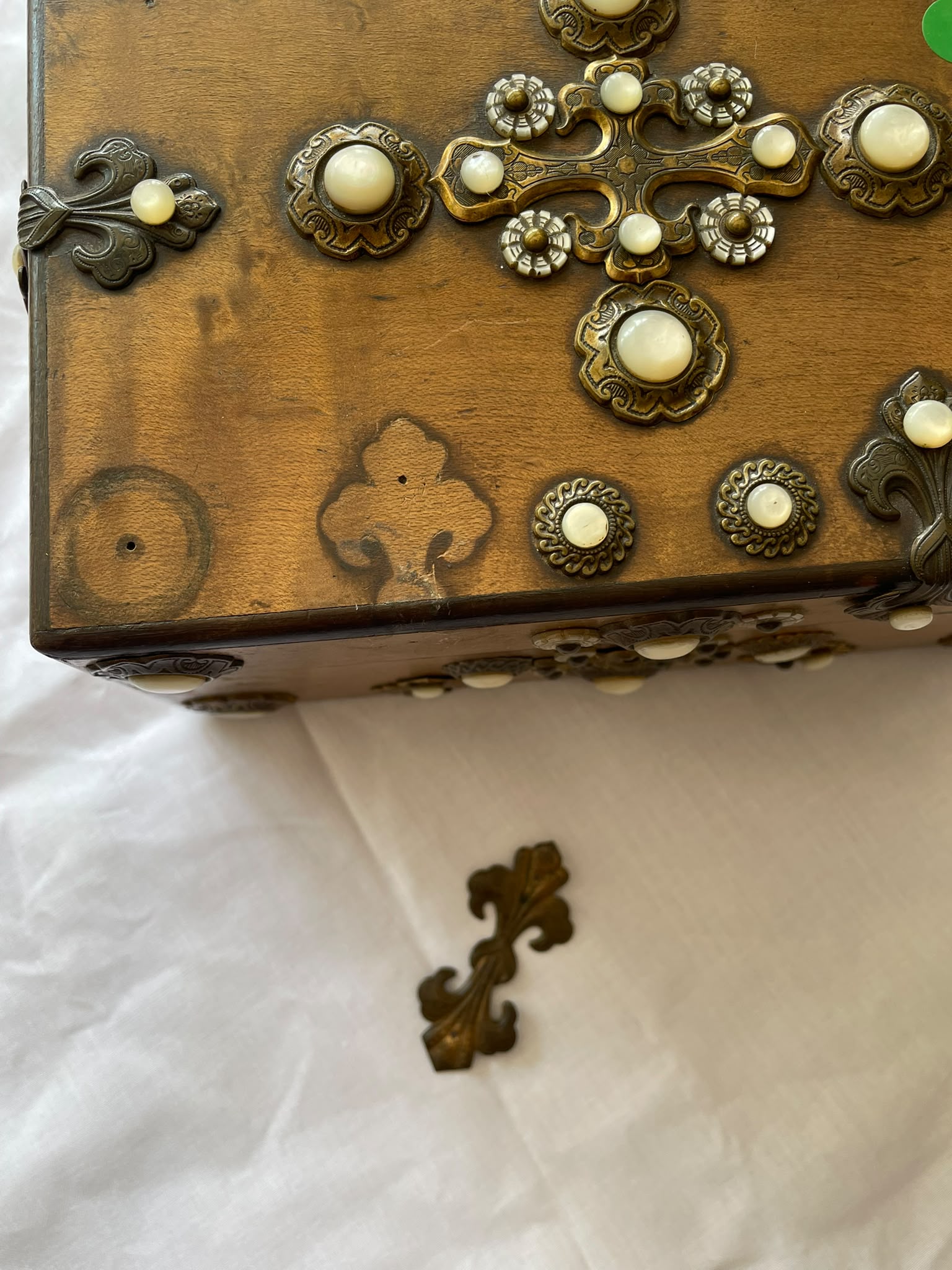 Cofre Decorativo con Apliques de Latón e Incrustaciones de Nácar - Imagen 10