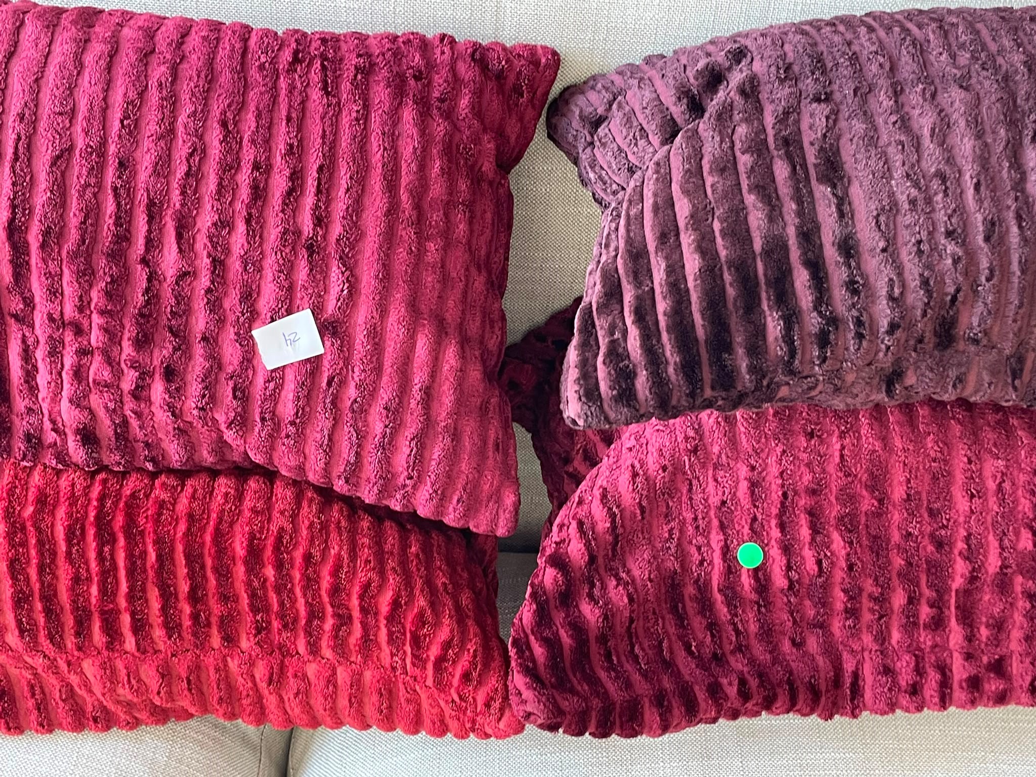 Set de Almohadones Decorativos en Tonos Granate, Rojo y Burdeos
