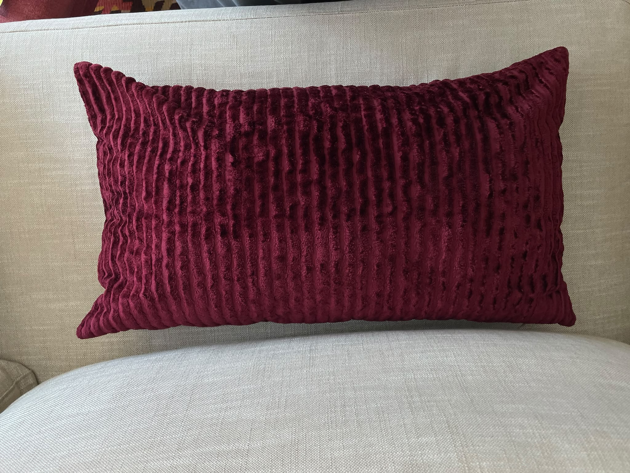 Set de Almohadones Decorativos en Tonos Granate, Rojo y Burdeos - Imagen 3