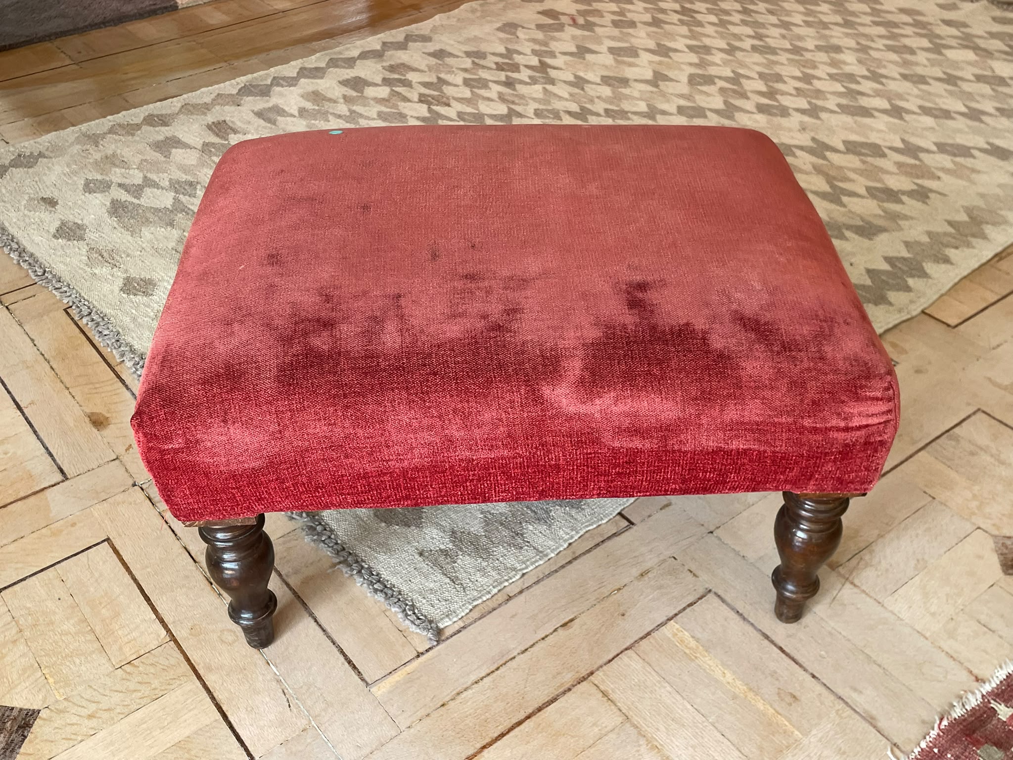 Taburete Descalzador Clásico con Patas de Madera Torneada