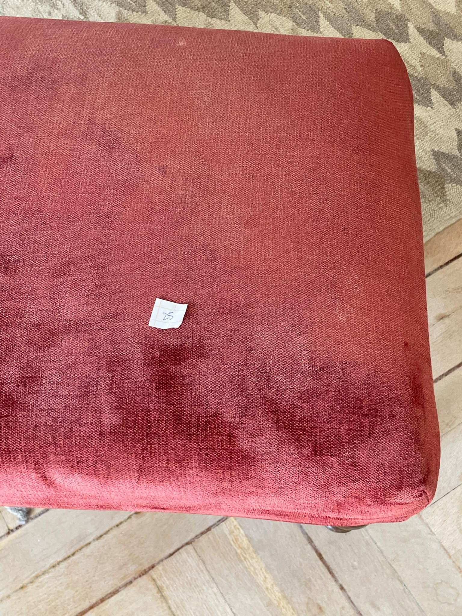 Taburete Descalzador Clásico con Patas de Madera Torneada - Imagen 3