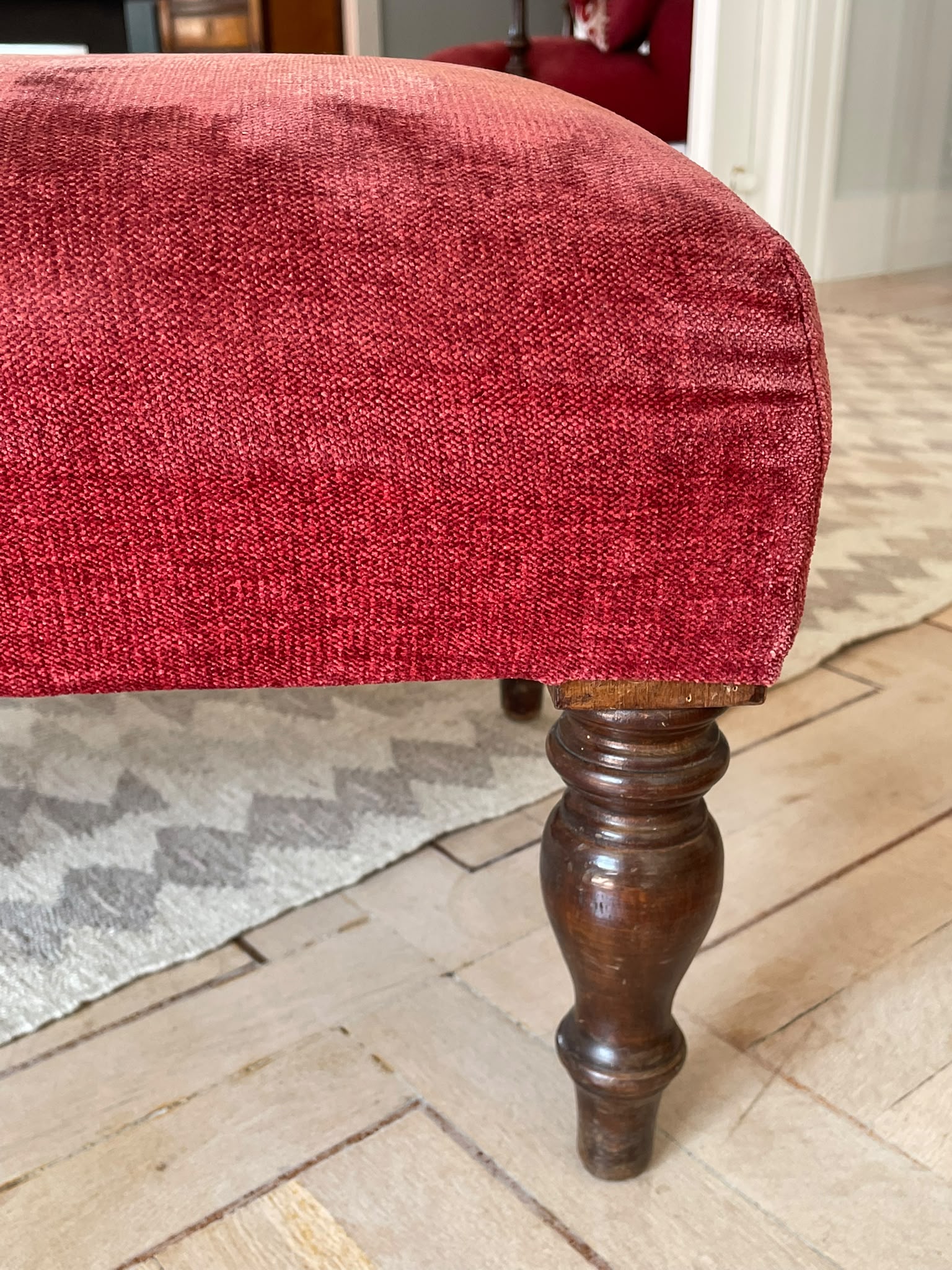 Taburete Descalzador Clásico con Patas de Madera Torneada - Imagen 4