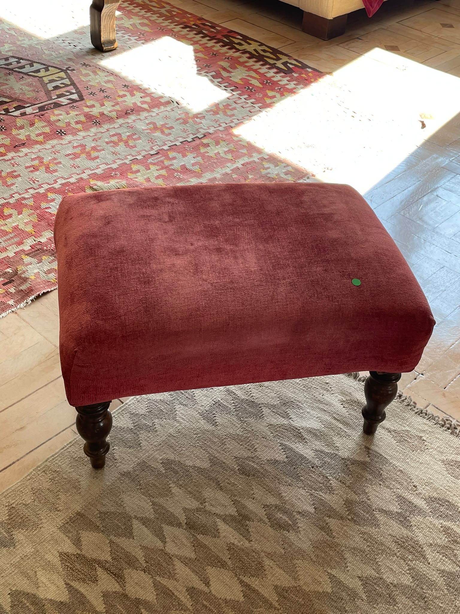 Taburete Descalzador Clásico con Patas de Madera Torneada - Imagen 5