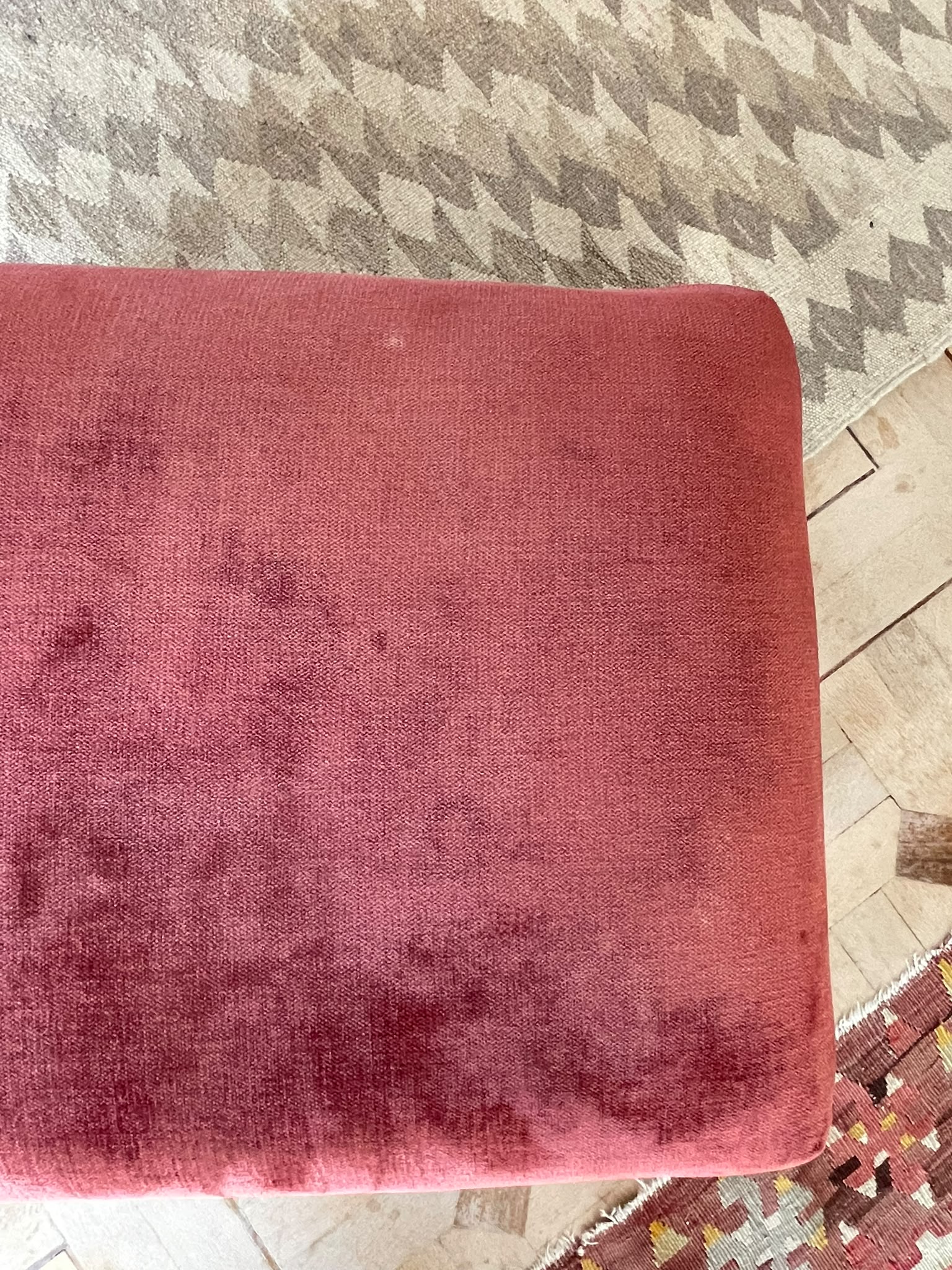 Taburete Descalzador Clásico con Patas de Madera Torneada - Imagen 6