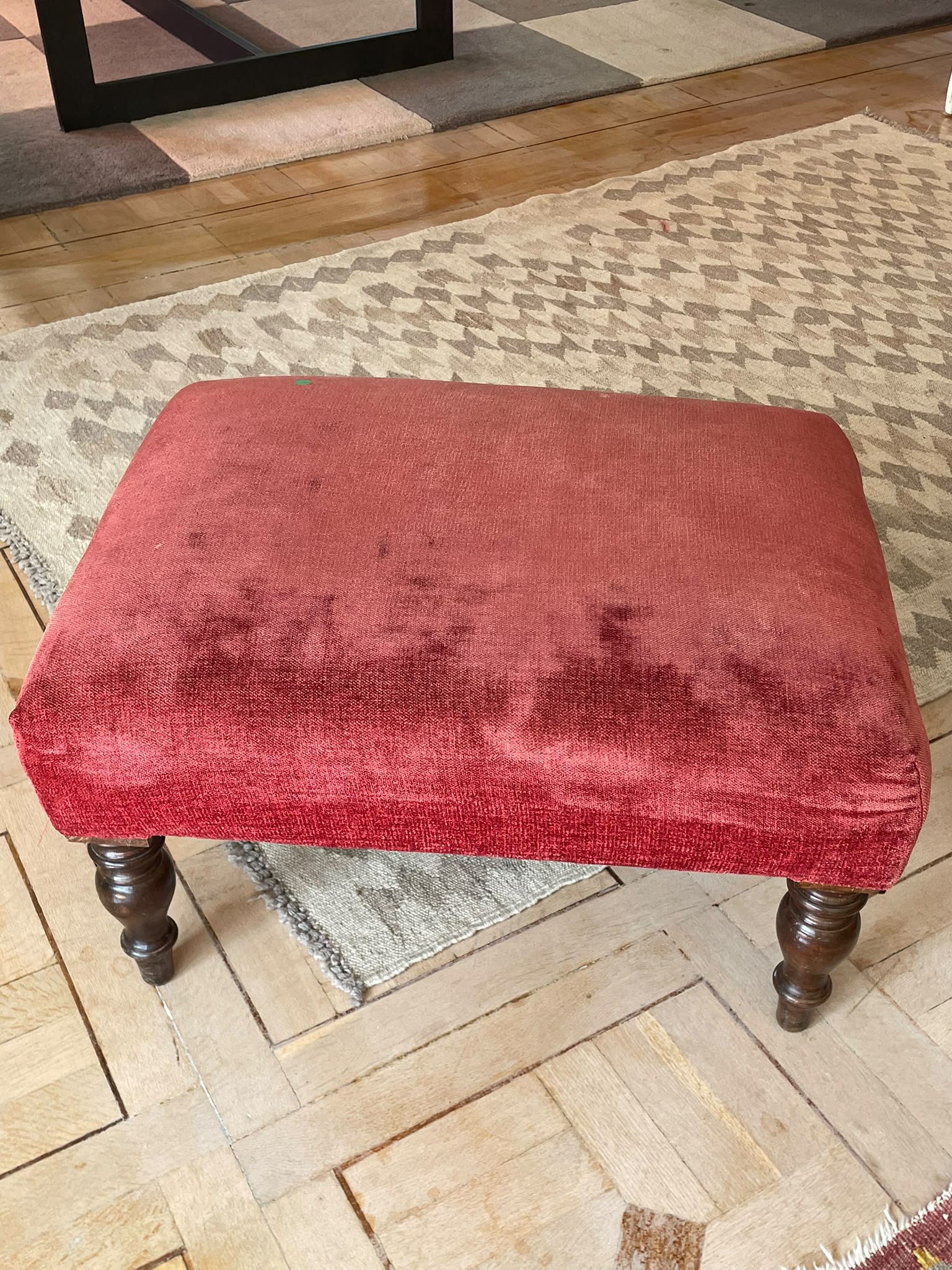 Taburete Descalzador Clásico con Patas de Madera Torneada - Imagen 7