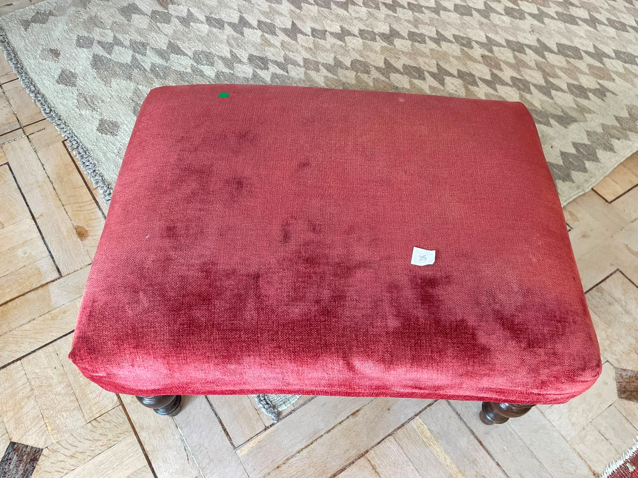 Taburete Descalzador Clásico con Patas de Madera Torneada - Imagen 8