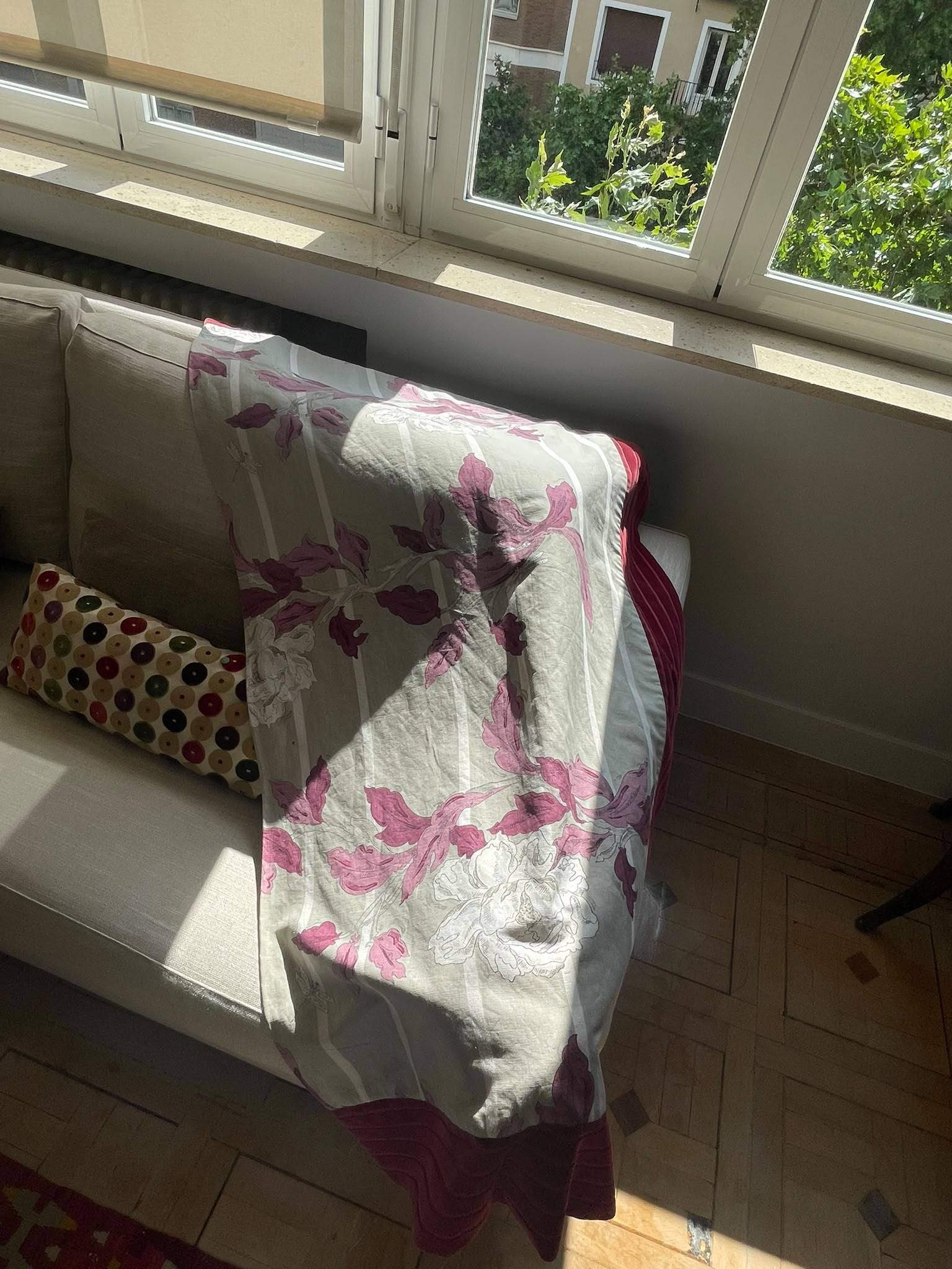 Cubre sofá con Estampado Floral Clásico y Borde de Terciopelo - Imagen 2