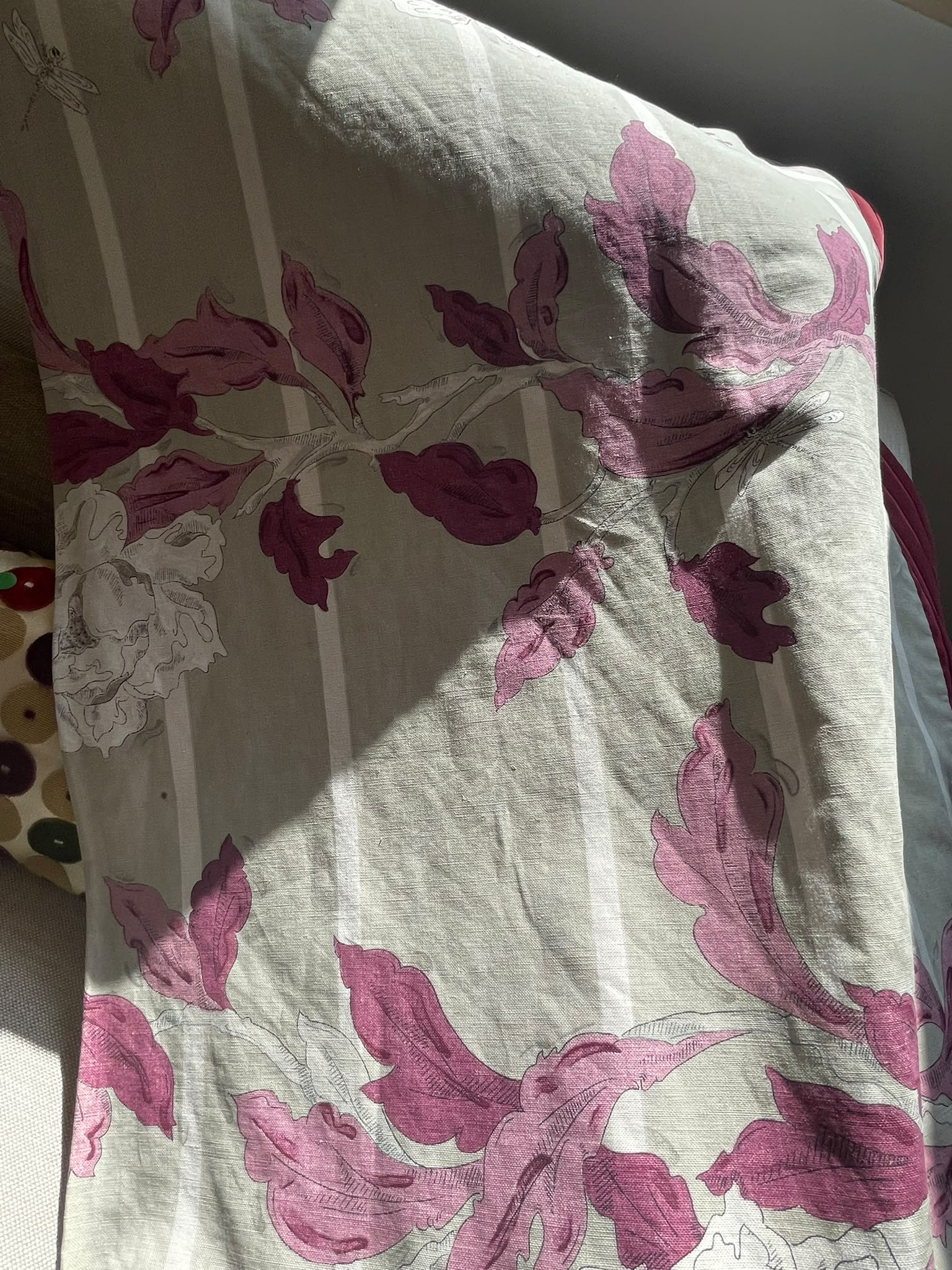 Cubre sofá con Estampado Floral Clásico y Borde de Terciopelo - Imagen 4