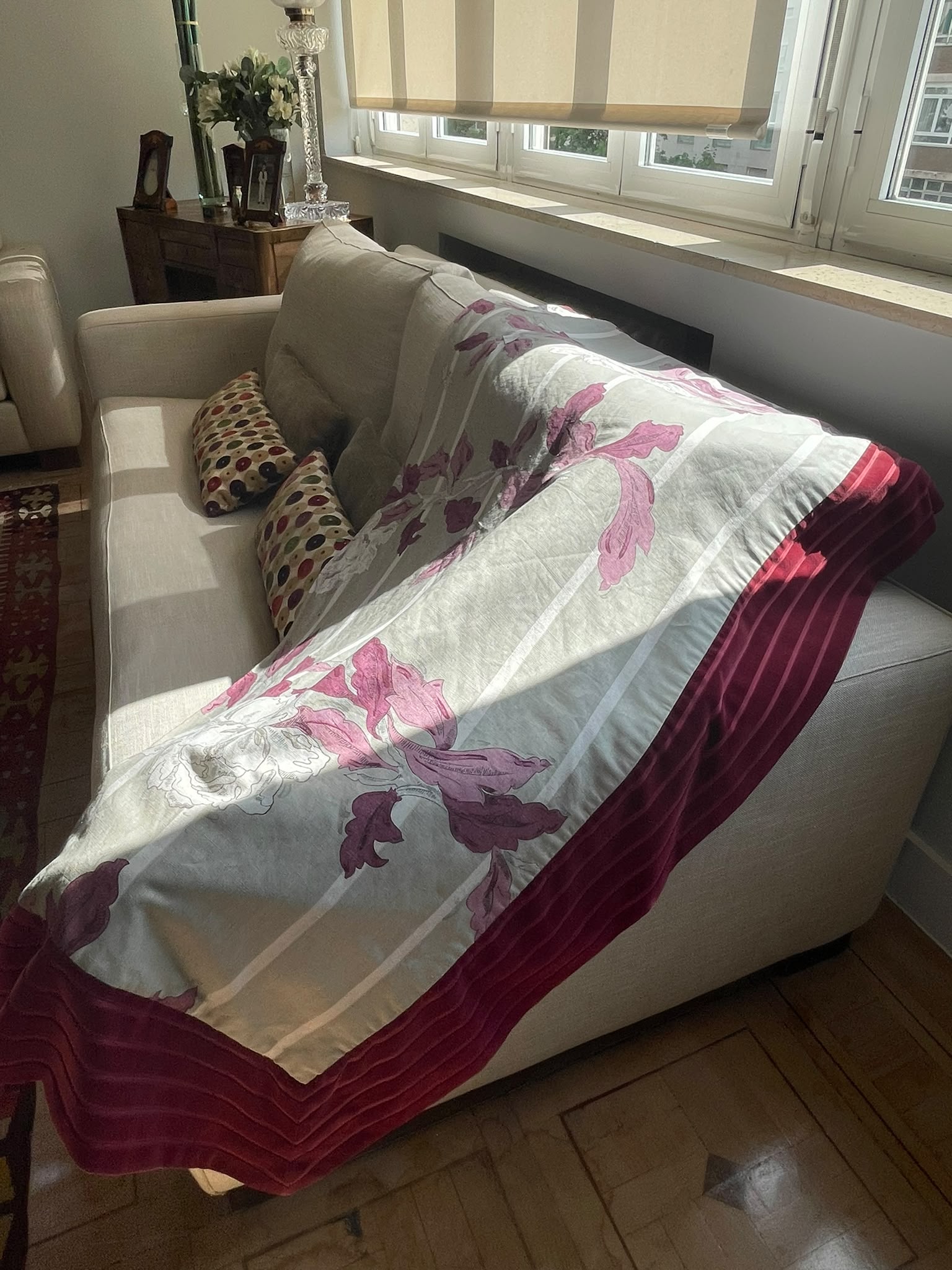 Cubre sofá con Estampado Floral Clásico y Borde de Terciopelo - Imagen 6