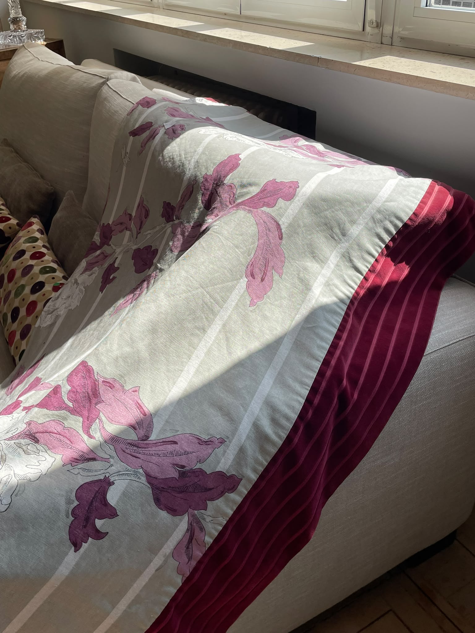 Cubre sofá con Estampado Floral Clásico y Borde de Terciopelo