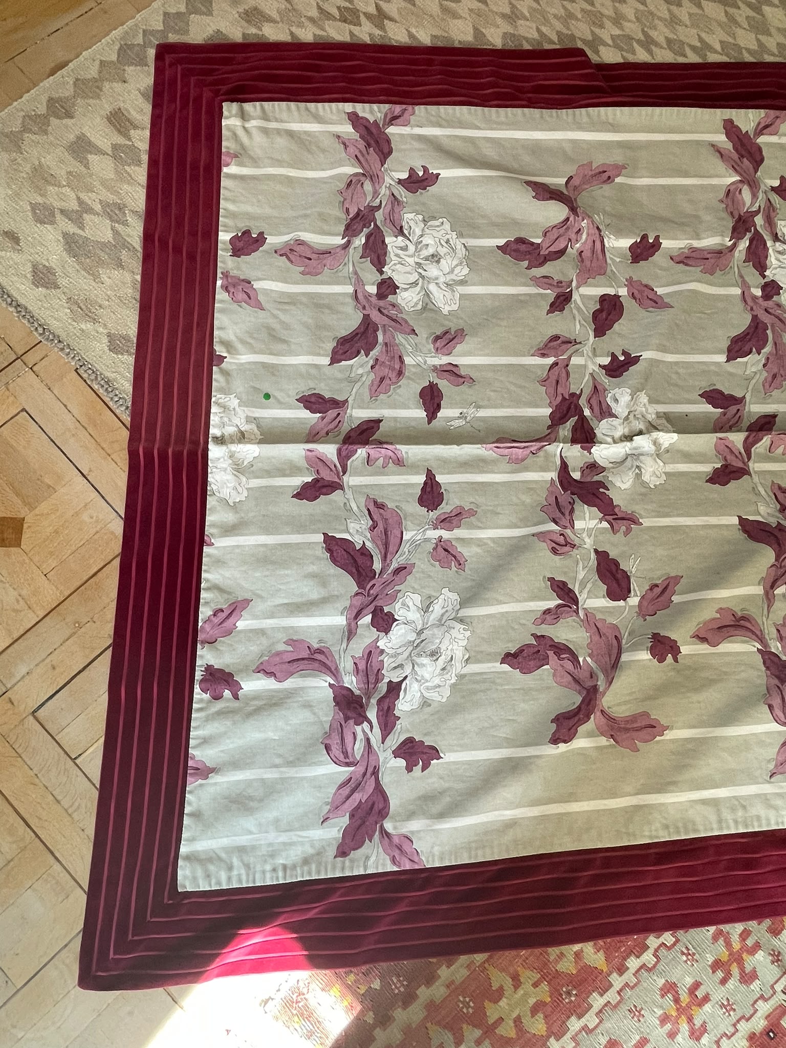 Cubre sofá con Estampado Floral Clásico y Borde de Terciopelo - Imagen 8