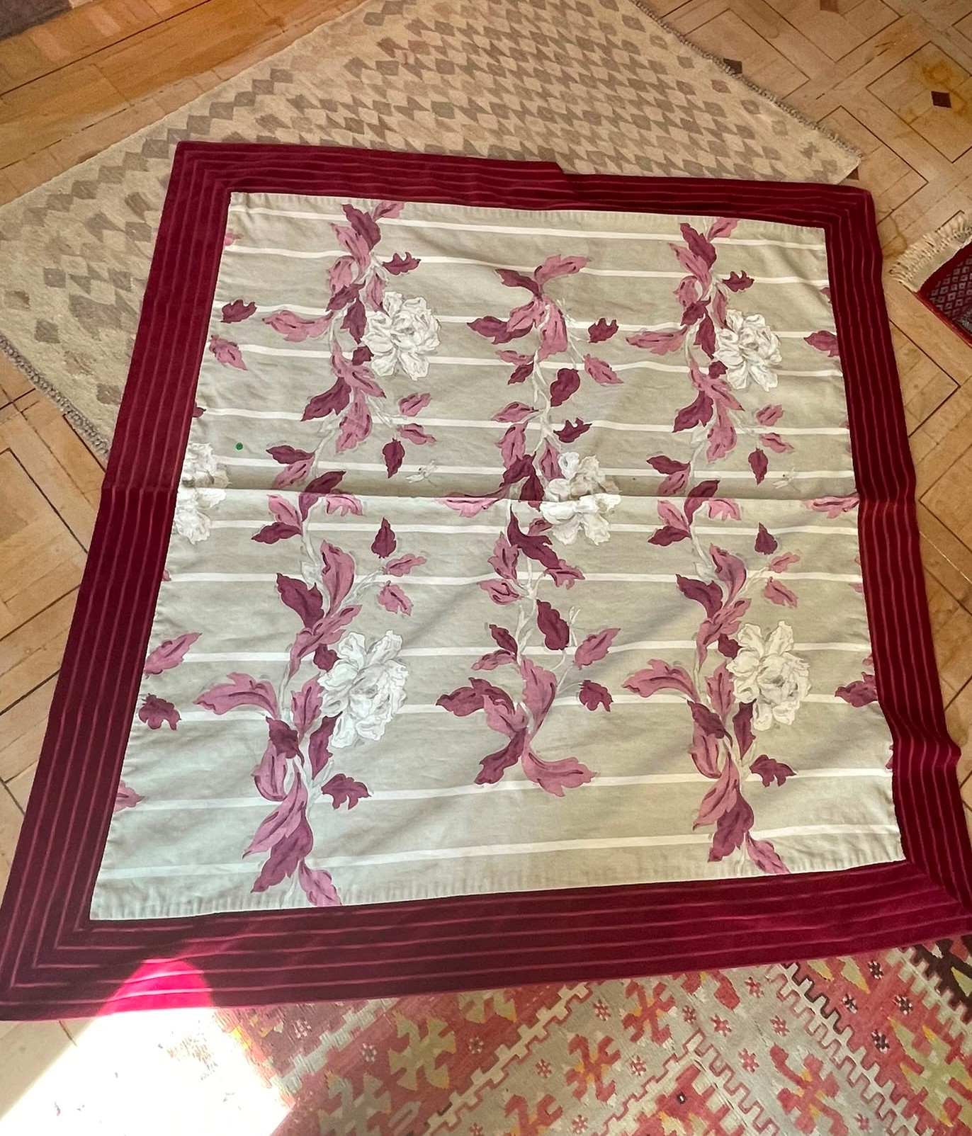 Cubre sofá con Estampado Floral Clásico y Borde de Terciopelo - Imagen 9